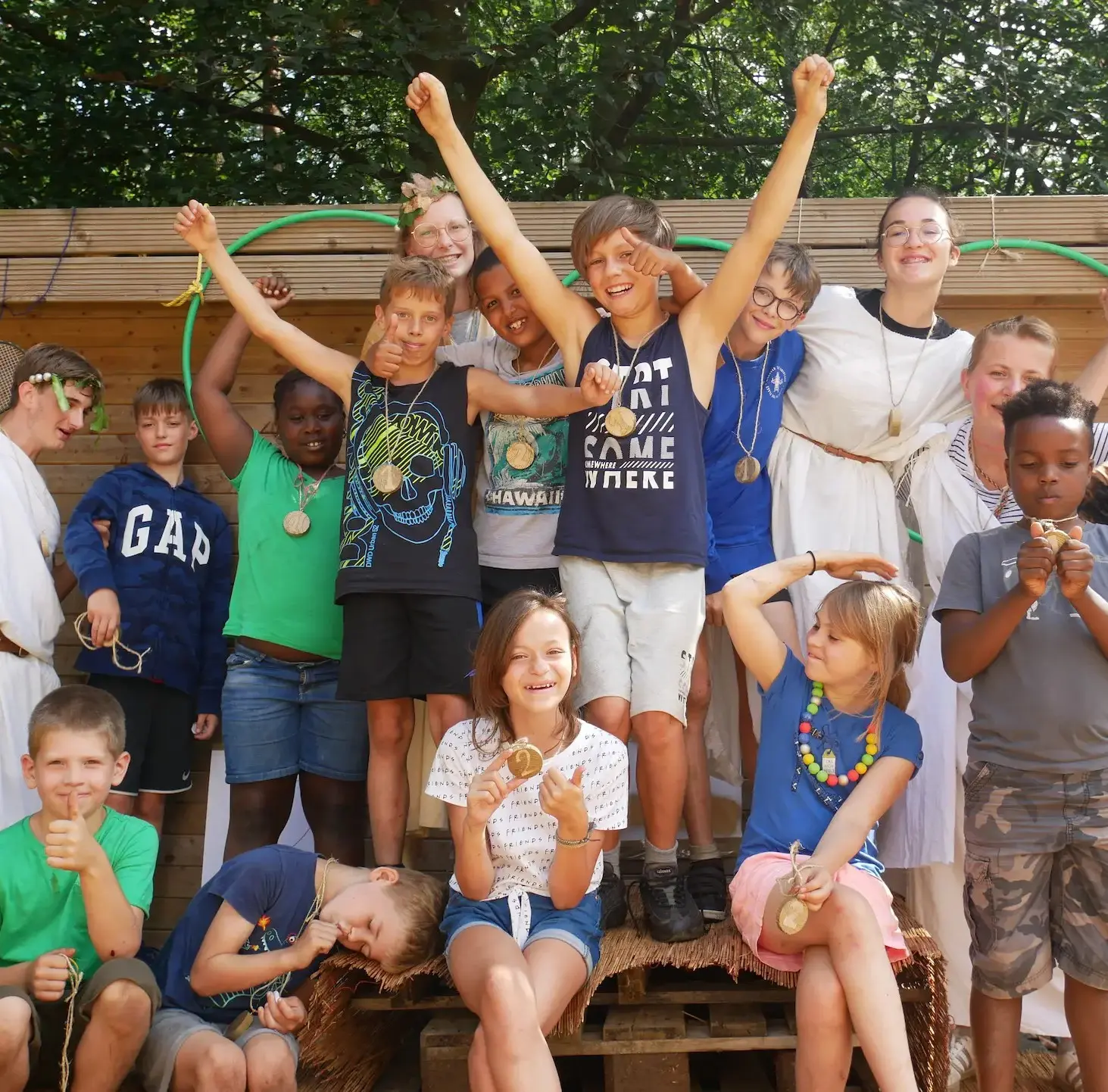 Blije-kinderen-12 Jongeren op een vlot