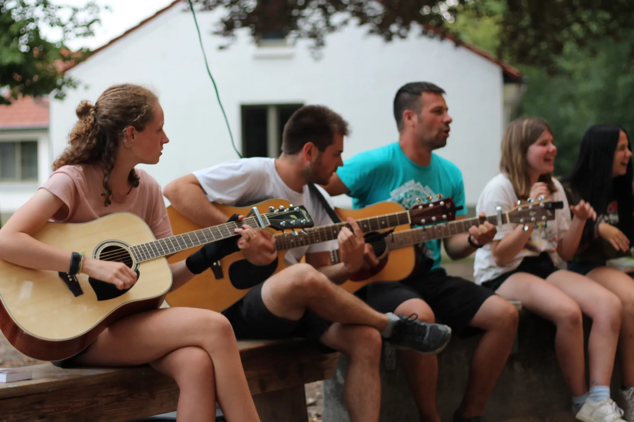 Gitaar spelen rond het kampvuur